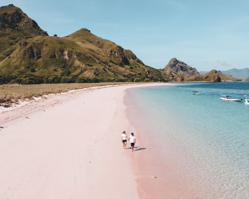 Pink Beach (Waturandatrip.com)Labuan Bajo Indonesia